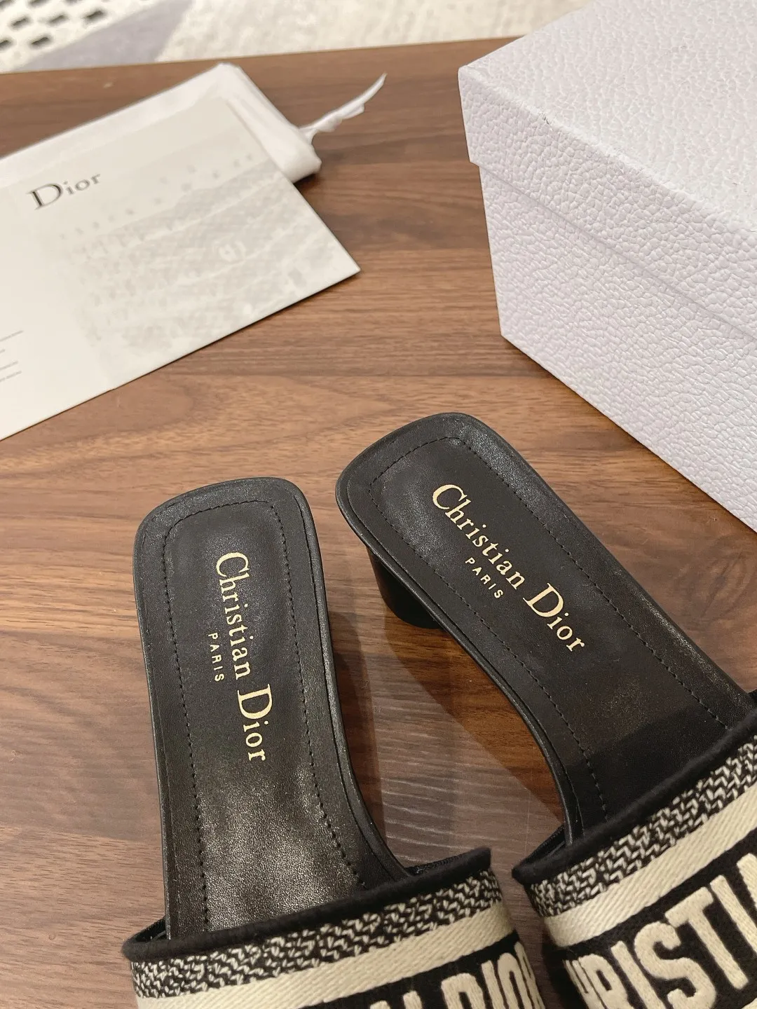 👟👟Ex-factory price 440👟👟 Dior • Dior 2025 DWAY spring and summer new one-word embroidered slippers version CD letter logo three-dimensional embroidered cylindrical heel sandals Square toe thick heel jelly color open-toe slippers Upper: Original consistent high-temperature water-soluble cotton electro-embroidery technology silk fabric Lining: Water-dyed sheepskin lining Outsole: Italian leather outsole Heel height: 3.5CM Number of yards: 35-40